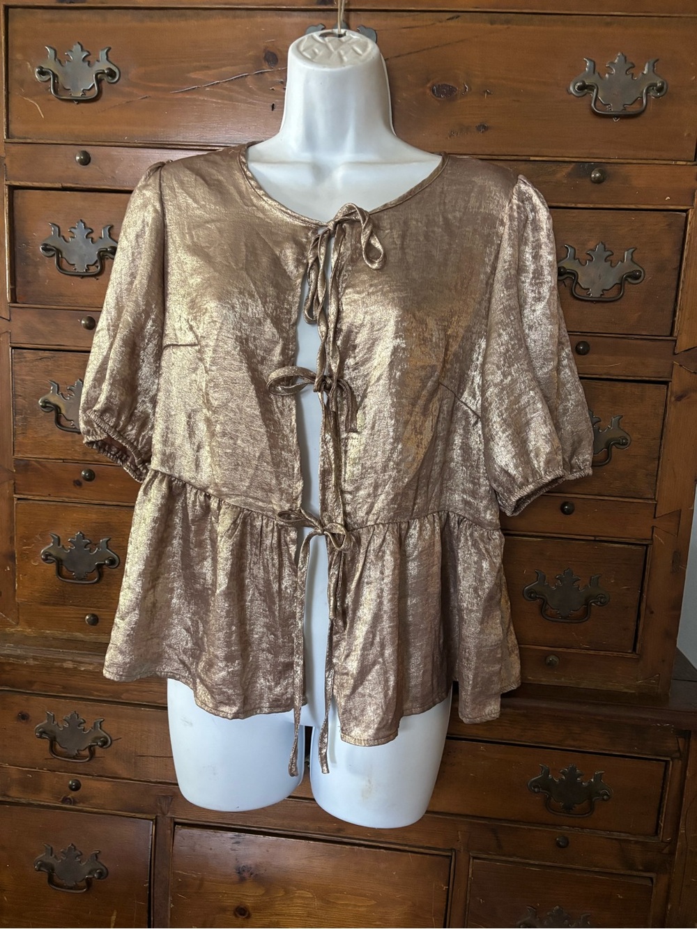 Woman’s Gold Metallic Front Toe Peplum Blouse Size XL